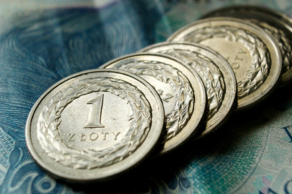Przeciętne wynagrodzenie za pracę wciąż rośnie w tempie dwucyfrowym, w czerwcu wyniosło 8144,83 zł. Jaki to jest wzrost realny, ile z tego pracownik dostaje na rękę