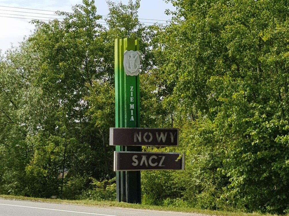 Nowe witacze do Nowego Sącza z herbem miasta – św. Małgorzatą