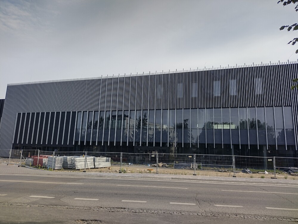 Elewacja budynku klubowego na stadionie Sandecji gotowa. Podoba się? [ZDJĘCIA]