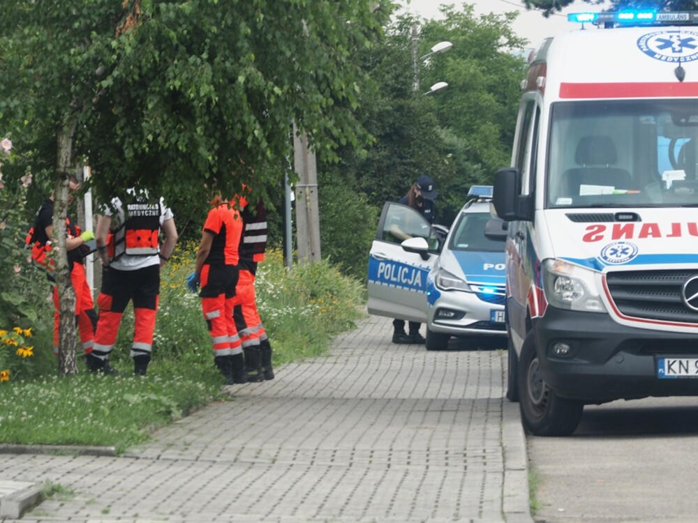 Nieszczęśliwy wypadek podczas remontu torowiska w Nowym Sączu. 60-letni pracownik trafił do szpitala
