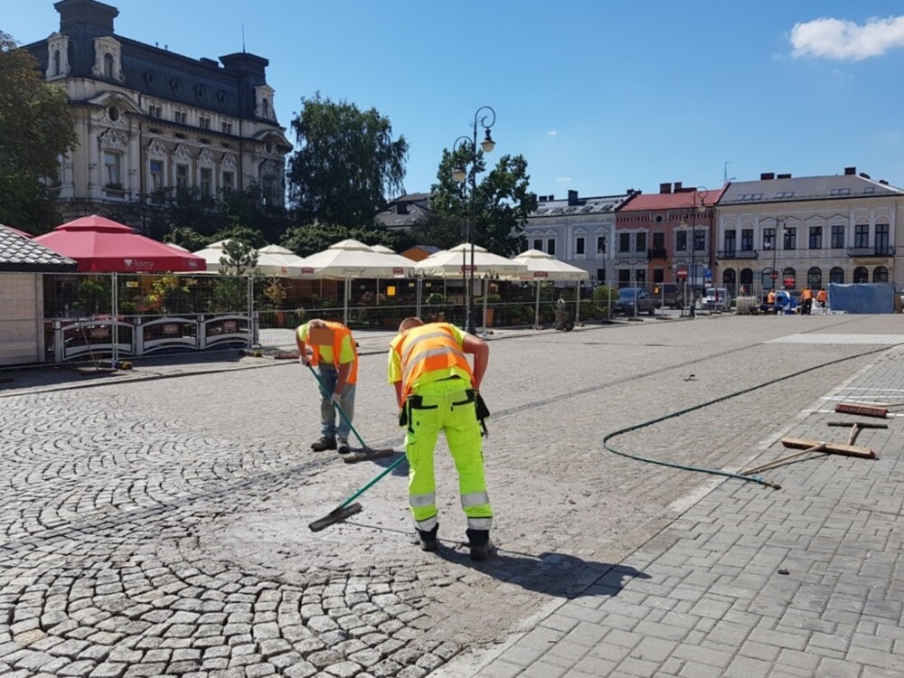 Kostka brukowa na rynku w Nowym Sączu znowu się sypie. Miasto podejmuje kroki w tej sprawie