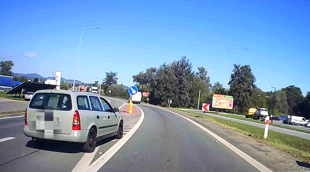 O włos od poważnego wypadku! Ten manewr mógł zakończyć się katastrofalnie [WIDEO]