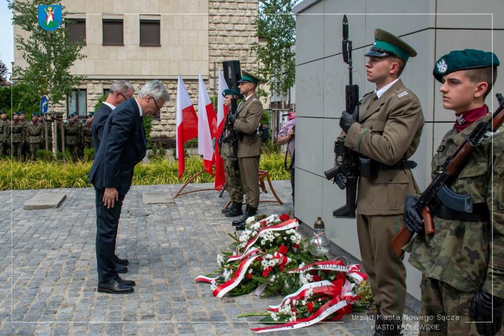 Nowy Sącz uczcił 104. rocznicę pamiętnej Bitwy Warszawskiej. Pamiętajmy o naszych bohaterach! [ZDJĘCIA]