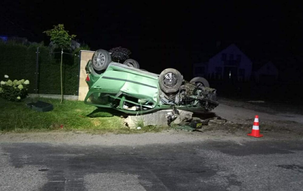 Dramatyczny wypadek na granicy dwóch powiatów. Dachował samochód, kierowca był zakleszczony