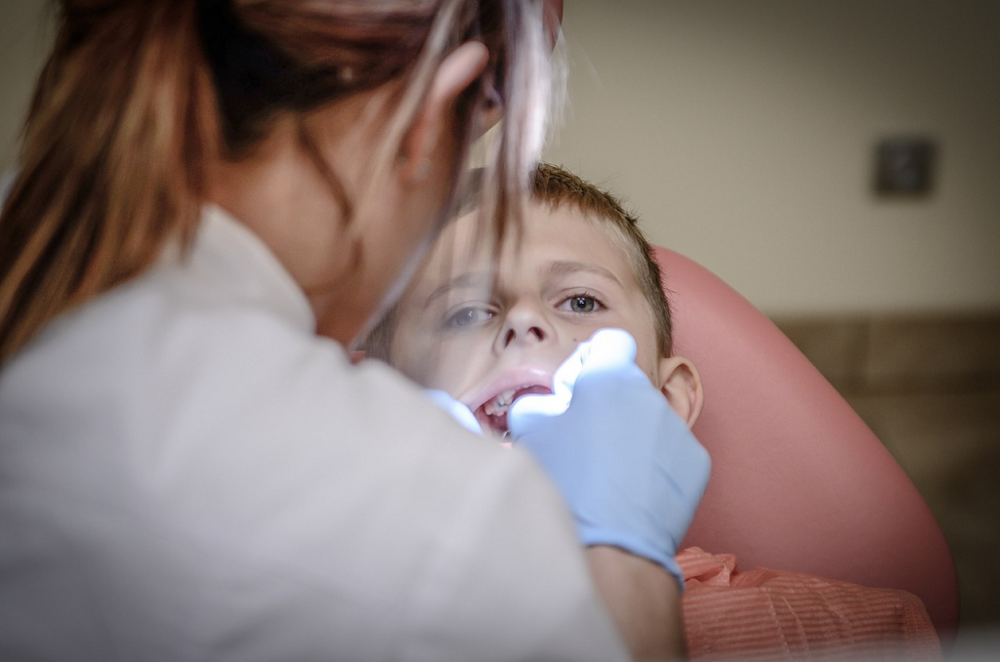 Dentysta bezpłatnie. Na jakich zasadach można korzystać z usług stomatologa mającego umowę z NFZ w ramach własnego ubezpieczenia zdrowotnego