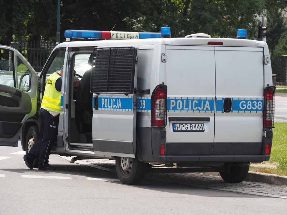 Poważny wypadek na drodze krajowej w Cieniawie. Zderzyły się trzy samochody, są utrudnienia w ruchu