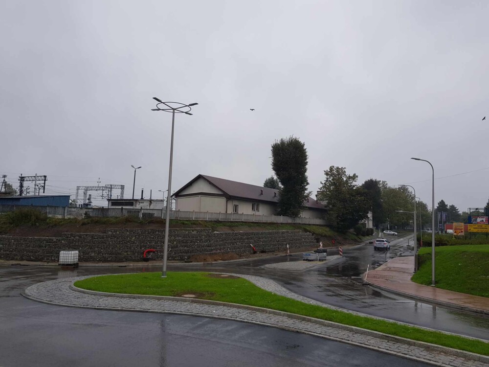 Ta inwestycja drogowa w Nowym Sączu pochłonęła dwa lata. Nie ma już zniszczonej ulicy bez chodników [ZDJĘCIA]