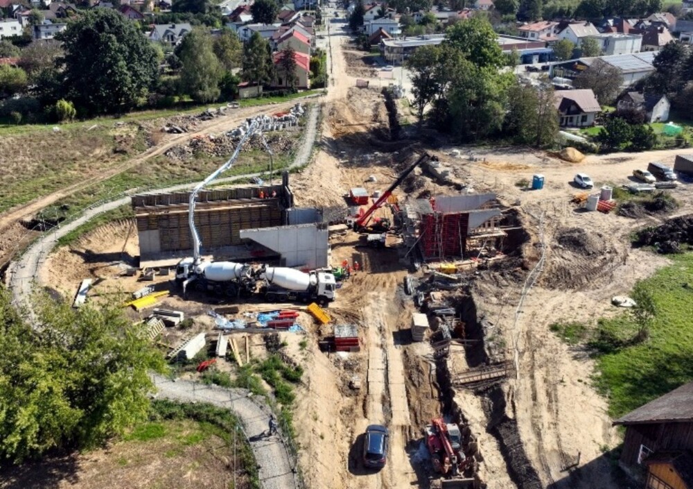 Przyczółki już wyrosły z ziemi. Tak się buduje nowy wiadukt kolejowy w Nowym Sączu [ZDJĘCIA] 