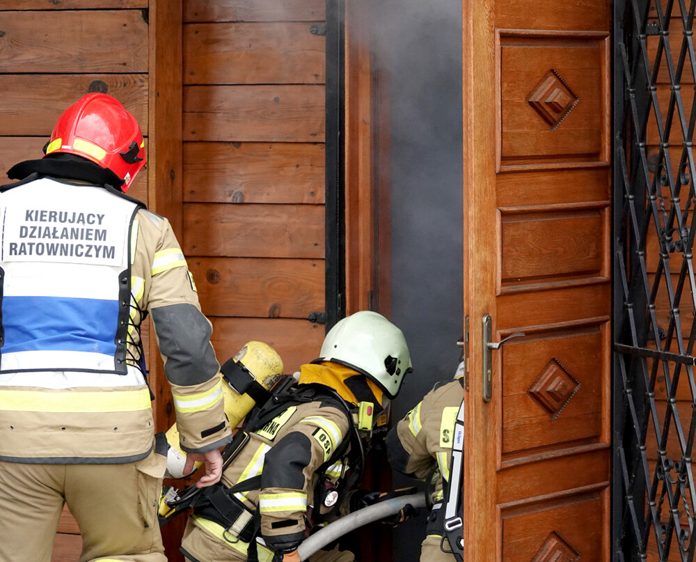  Strzały w Starym Sączu - ołtarz papieski w ogniu! Na szczęście to były tylko ćwiczenia 