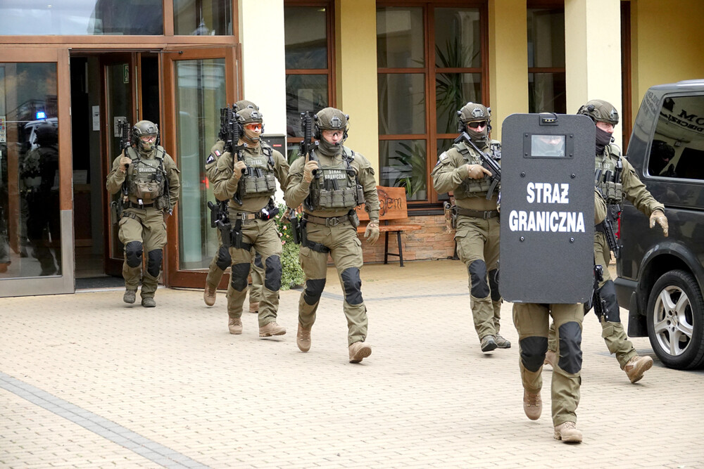  Strzały w Starym Sączu - ołtarz papieski w ogniu! Na szczęście to były tylko ćwiczenia 