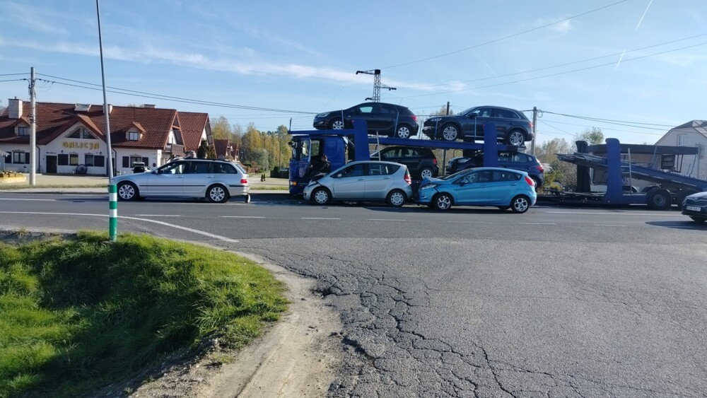 Wypadek na drodze krajowej 28. Zderzyły się aż cztery samochody 