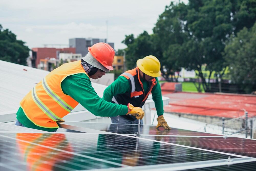 Fotowoltaiką pod lupą kontrolerów. Co mają na sumieniu właściciele  mikroinstalacji i magazynów energii 