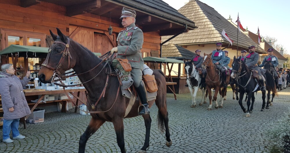 Piknik patriotyczny w Miasteczku Galicyjskim w Nowym Sączu.  Marszałek Józef Piłsudski na Kasztance i jego legioniści