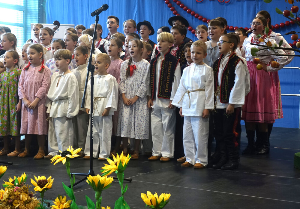 Zespół Regionalny „Mały Skalnik” z okazji 40-lecia otrzymał Medal Polonia Minor i Złote Jabłka Sądeckie