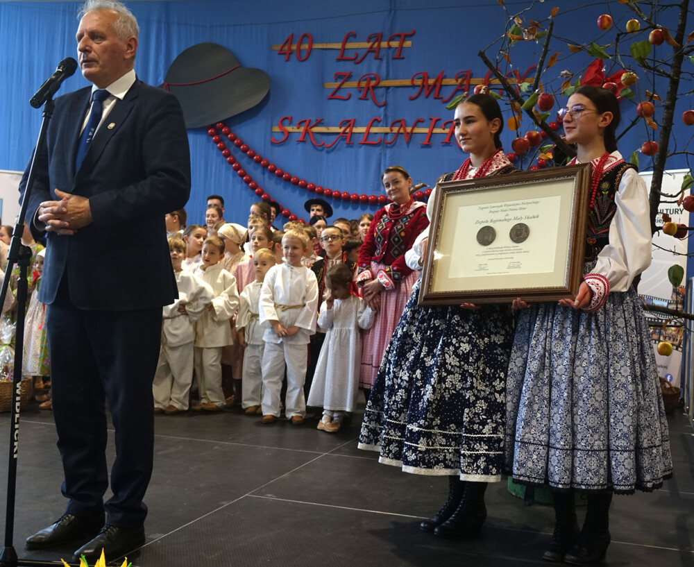 Zespół Regionalny „Mały Skalnik” z okazji 40-lecia otrzymał Medal Polonia Minor i Złote Jabłka Sądeckie