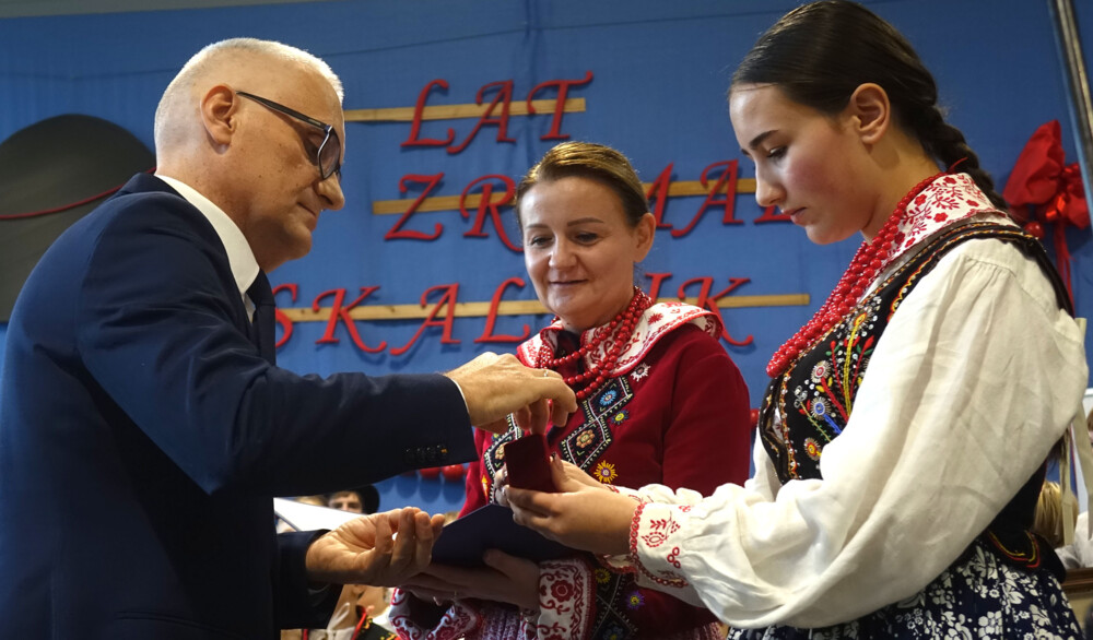 Zespół Regionalny „Mały Skalnik” z okazji 40-lecia otrzymał Medal Polonia Minor i Złote Jabłka Sądeckie