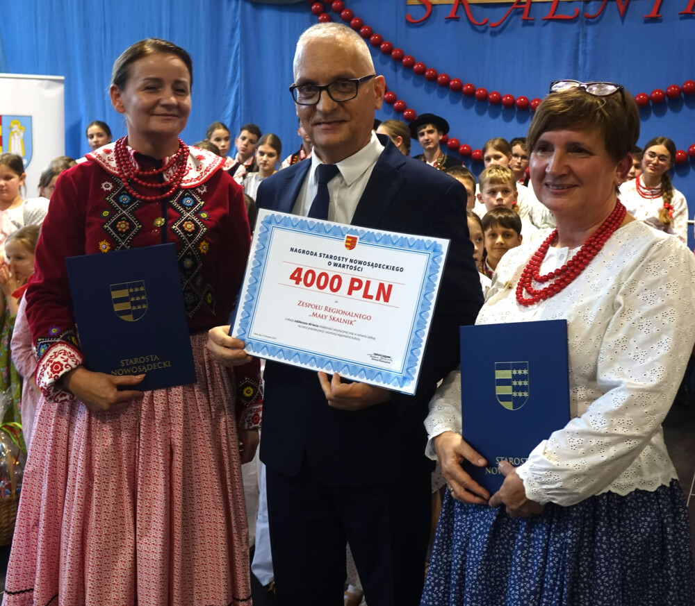 Zespół Regionalny „Mały Skalnik” z okazji 40-lecia otrzymał Medal Polonia Minor i Złote Jabłka Sądeckie