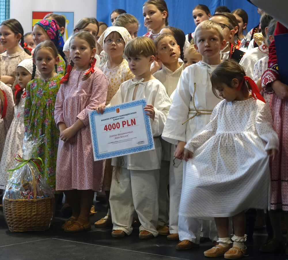 Zespół Regionalny „Mały Skalnik” z okazji 40-lecia otrzymał Medal Polonia Minor i Złote Jabłka Sądeckie
