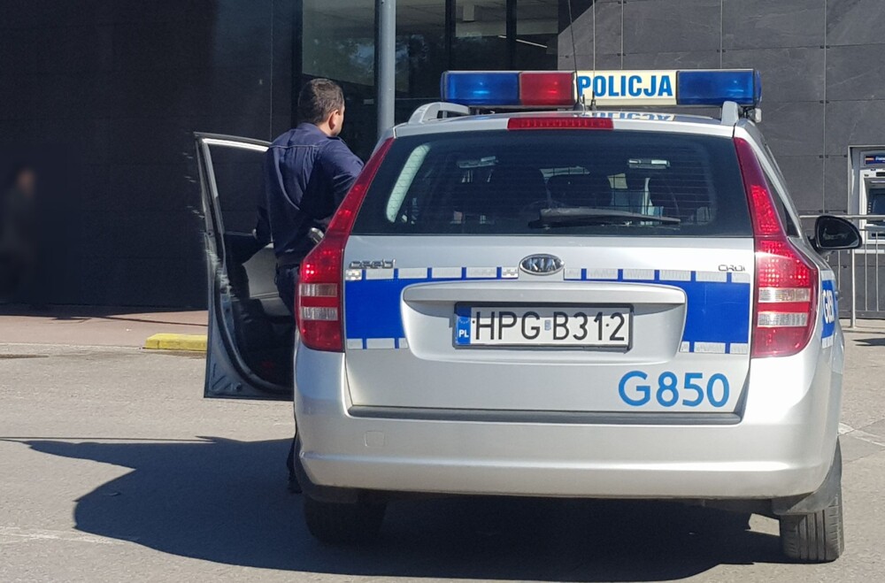 Pukał do drzwi plebanii i w podstępny sposób oszukiwał księży. Prosił o pomoc w pochówku zmarłego dziecka