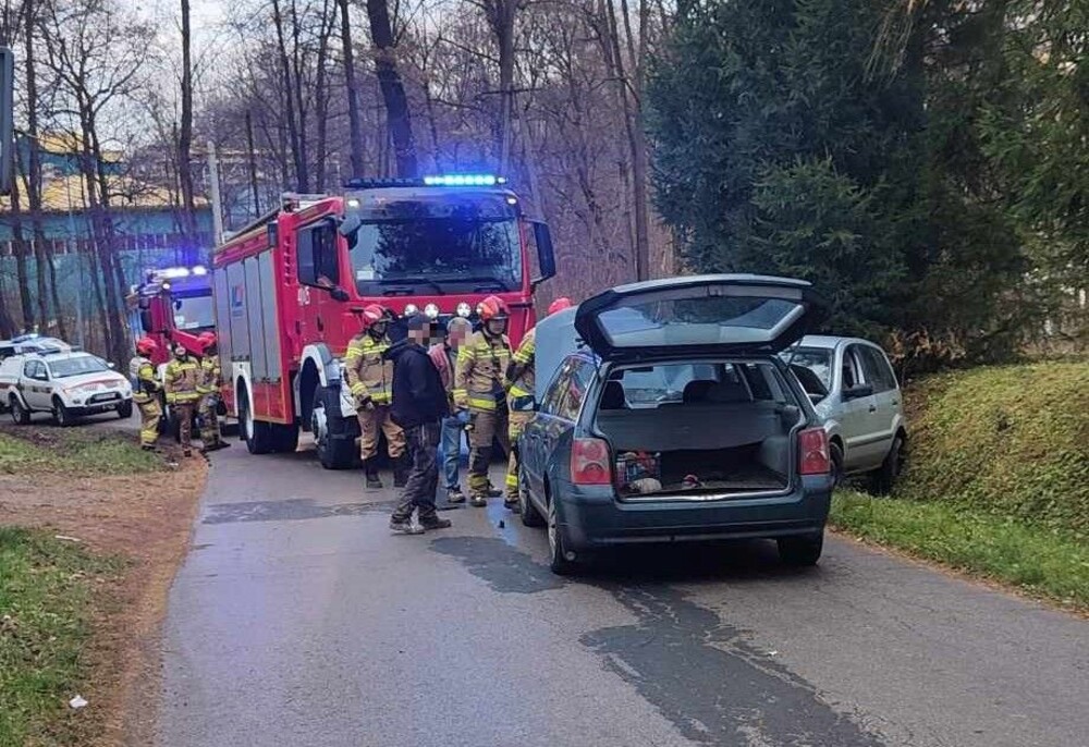Wypadek o poranku w Kobylance. Dwa samochody zderzyły się czołowo, trwa akcja ratunkowa. Fot. Biecz 998