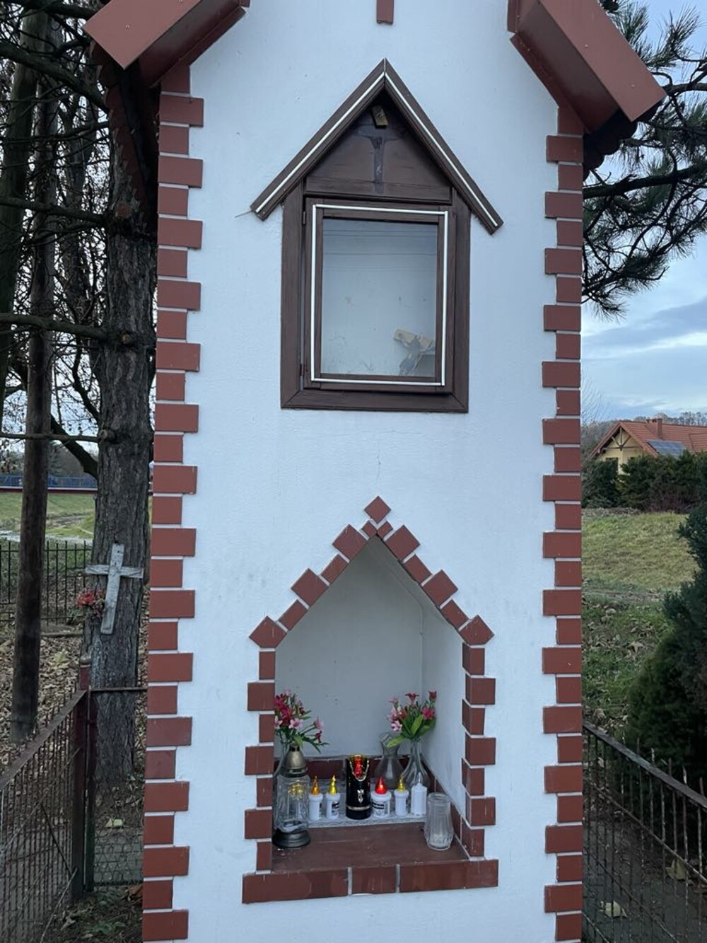 Kapliczka na osiedlu Kochanowskiego okradziona i zdewastowana! Nagroda za wskazanie sprawcy bądź sprawców [ZDJĘCIA]