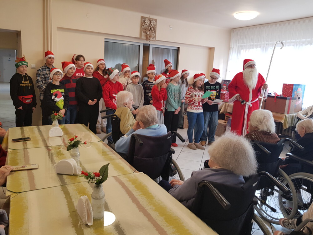 Mikołajki pełne radości w DPS w Nowym Sączu. Były prezenty i świąteczne życzenia [WIDEO, ZDJĘCIA]