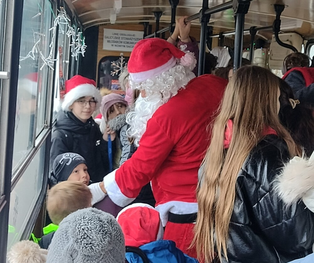 Po Nowym Sączu jeździł wyjątkowy autobus. Było w nim gwarno i wesoło i dobrotliwy jegomość [ZDJĘCIA]