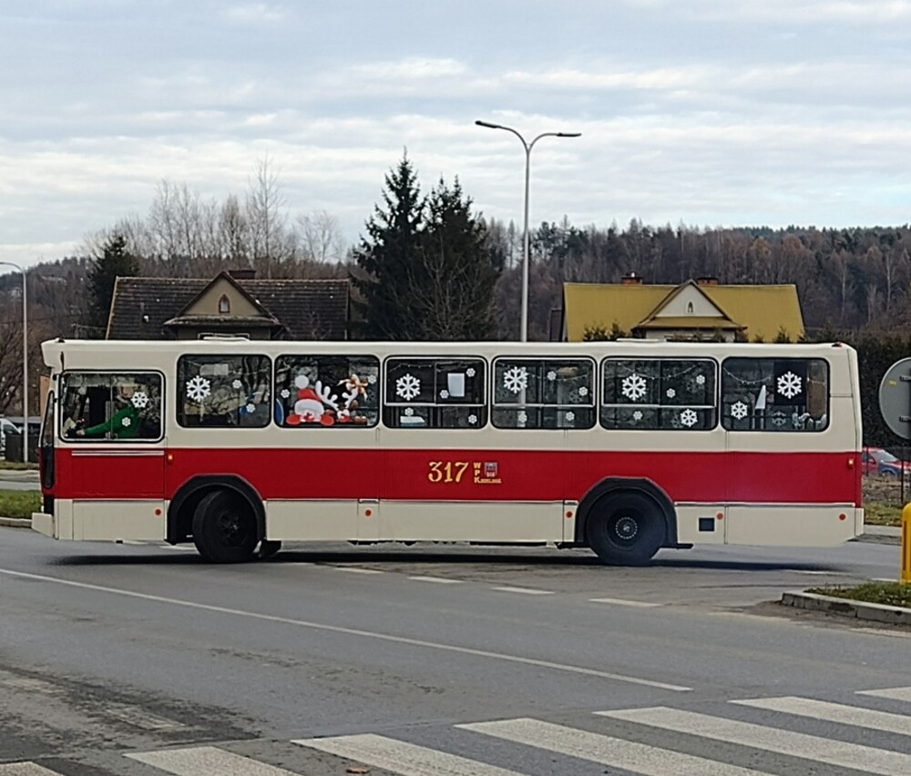 Po Nowym Sączu jeździł wyjątkowy autobus. Było w nim gwarno i wesoło i dobrotliwy jegomość [ZDJĘCIA]