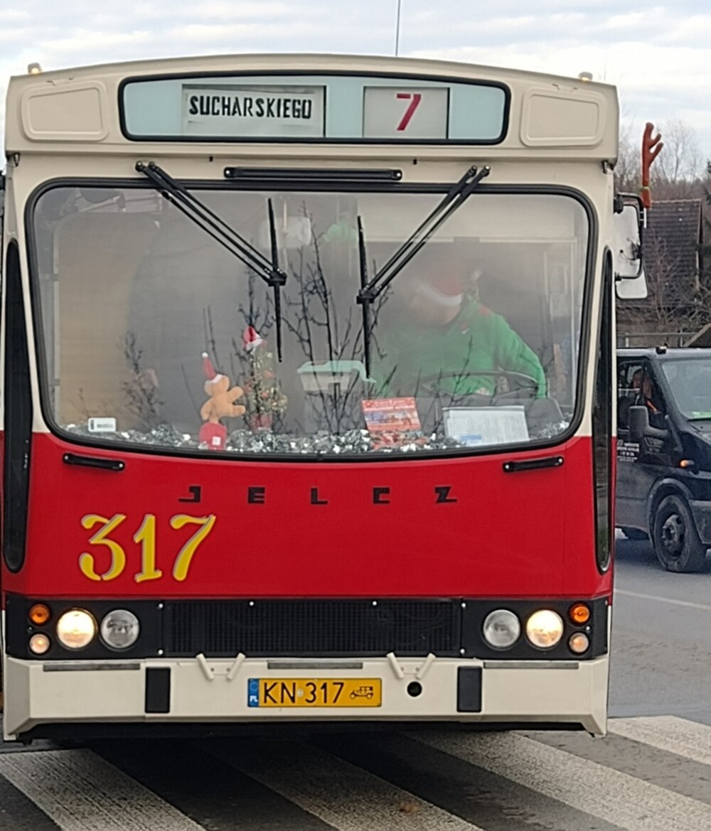 Po Nowym Sączu jeździł wyjątkowy autobus. Było w nim gwarno i wesoło i dobrotliwy jegomość [ZDJĘCIA]