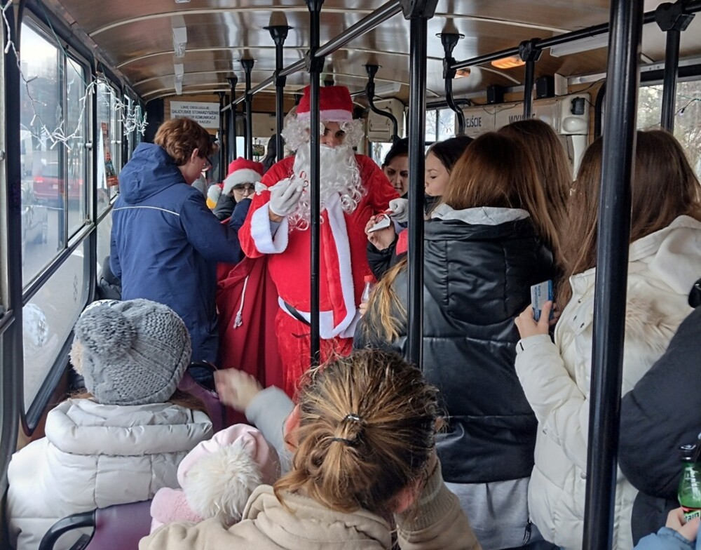 Po Nowym Sączu jeździł wyjątkowy autobus. Było w nim gwarno i wesoło i dobrotliwy jegomość [ZDJĘCIA]