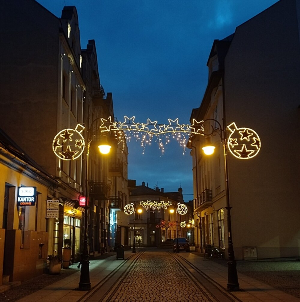 Magiczny czas. Na rynku w Nowym Sączu już świąteczna atmosfera [ZDJĘCIA]