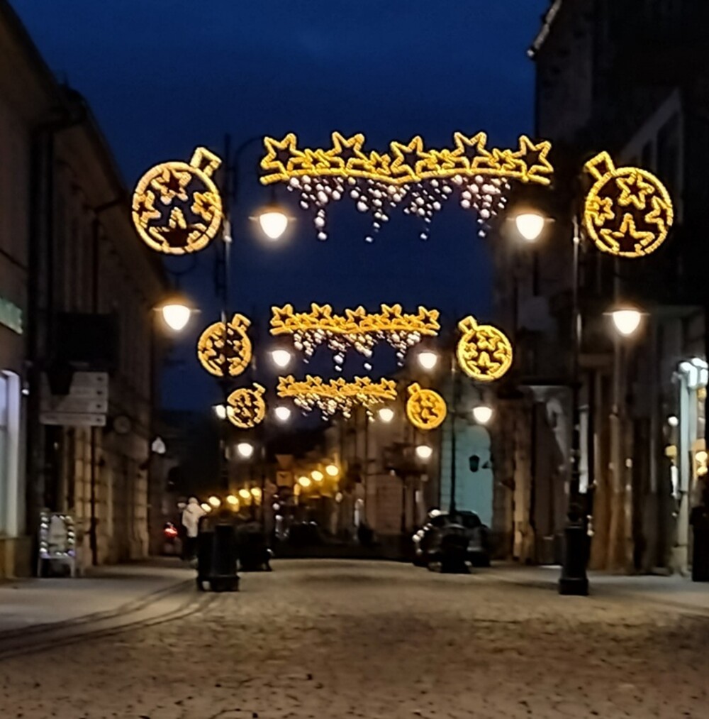 Magiczny czas. Na rynku w Nowym Sączu już świąteczna atmosfera [ZDJĘCIA]