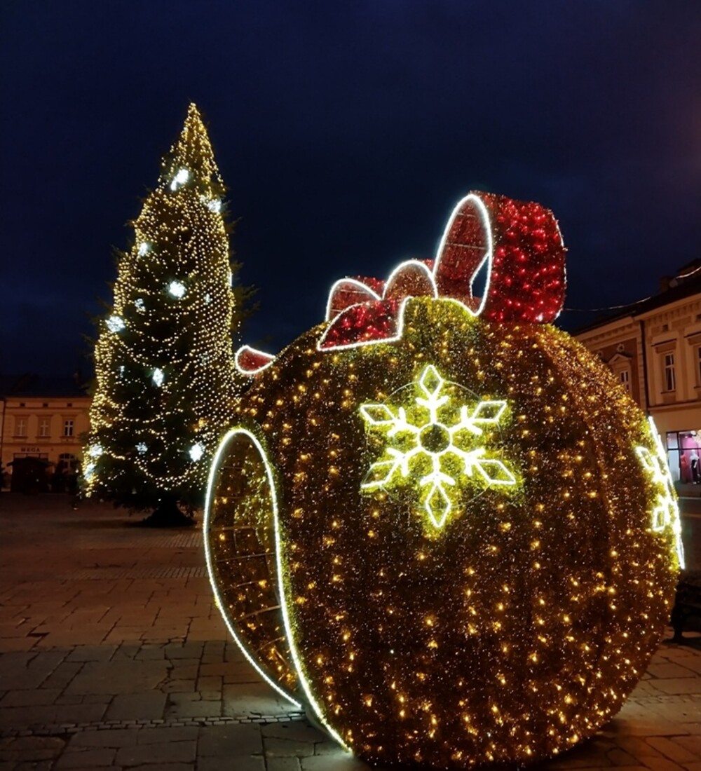 Magiczny czas. Na rynku w Nowym Sączu już świąteczna atmosfera [ZDJĘCIA]