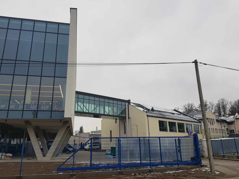 Ten nowoczesny budynek na podporach w Nowym Sączu naprawdę robi wrażenie. Kto z niego będzie korzystać? [ZDJĘCIA]