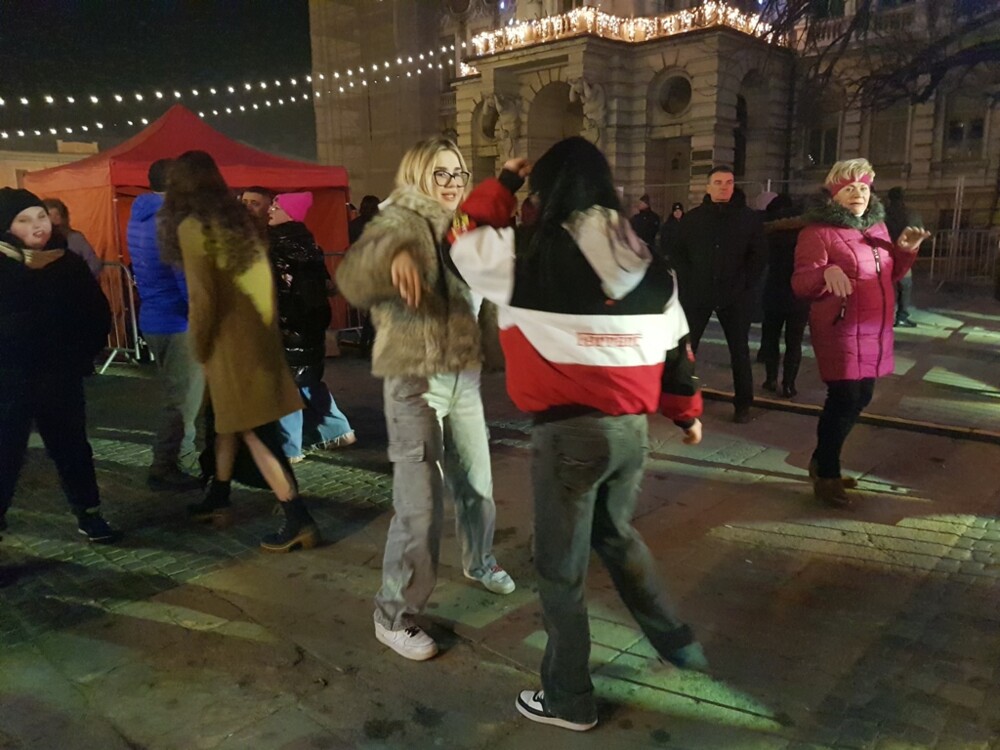 Tłumy nowosądeczan żegnały stary 2024 i witały Nowy Rok 2025 na rynku w Nowym Sączu