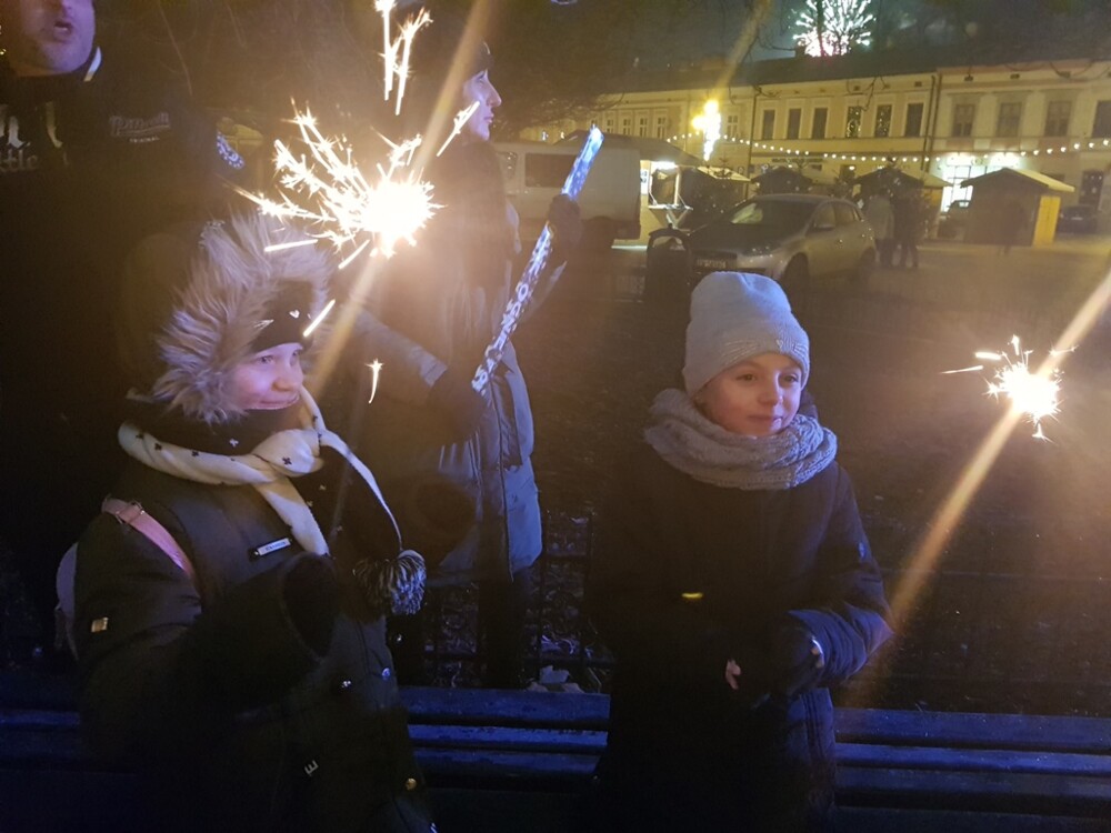 Tłumy nowosądeczan żegnały stary 2024 i witały Nowy Rok 2025 na rynku w Nowym Sączu