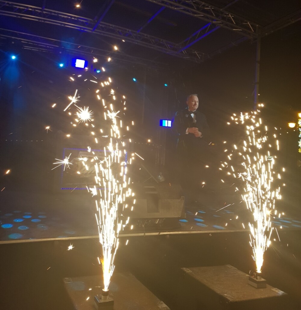 Tłumy nowosądeczan żegnały stary 2024 i witały Nowy Rok 2025 na rynku w Nowym Sączu