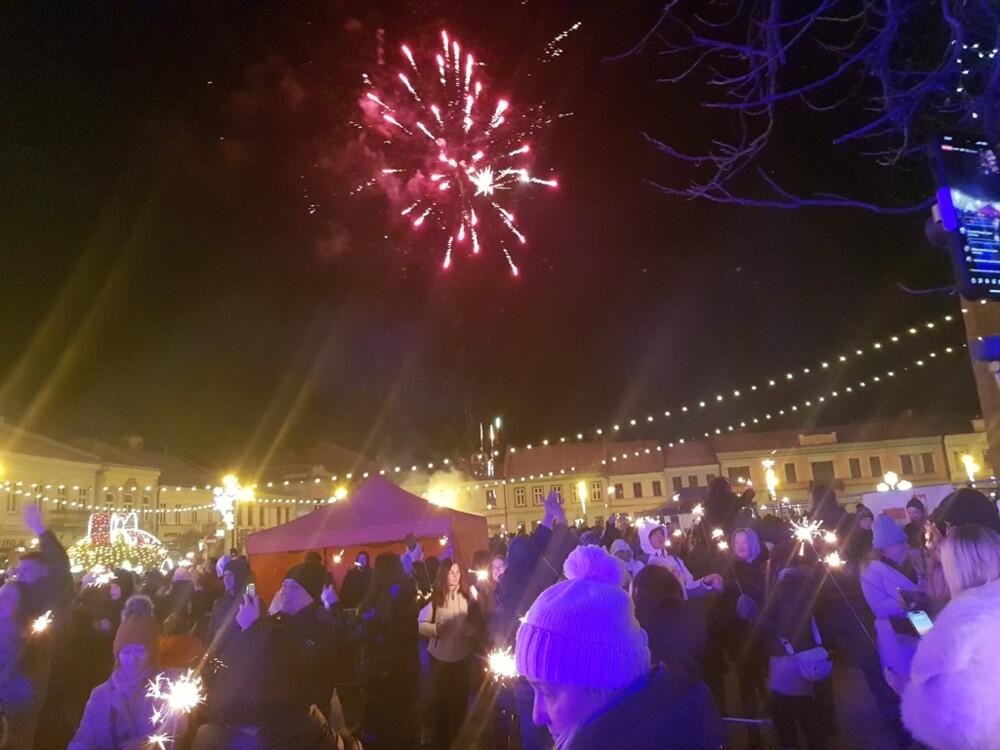 Tłumy nowosądeczan żegnały stary 2024 i witały Nowy Rok 2025 na rynku w Nowym Sączu