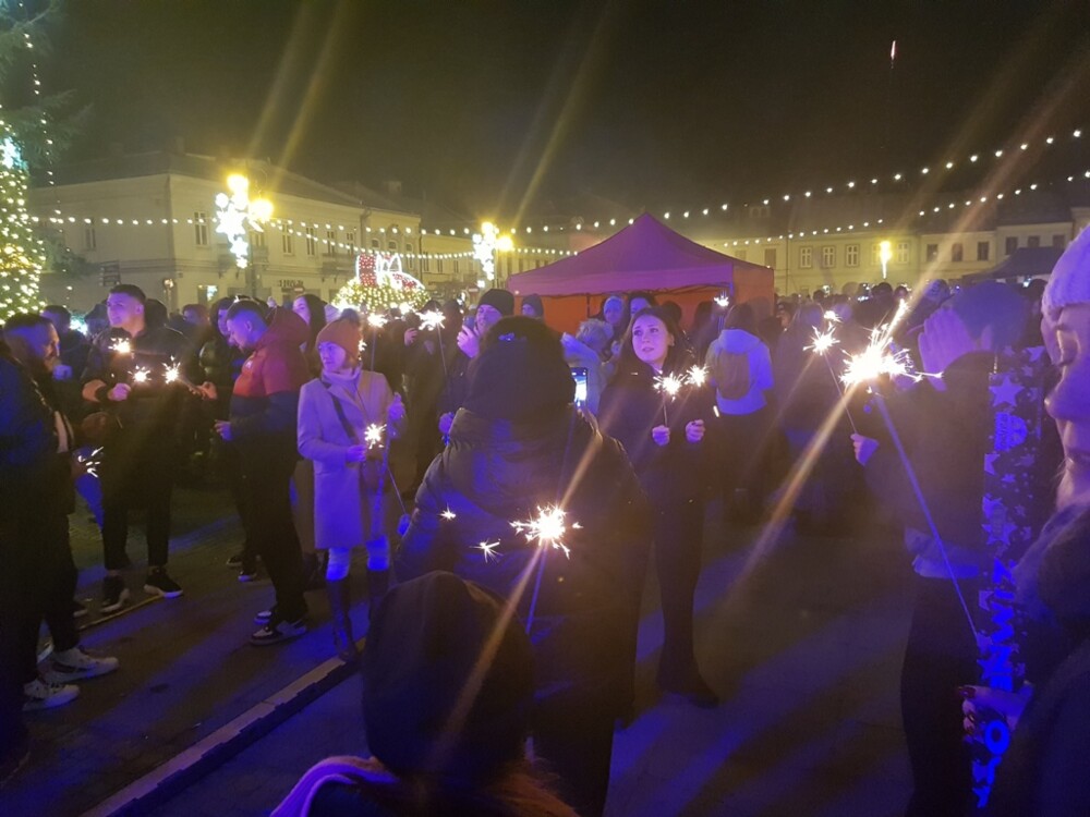 Tłumy nowosądeczan żegnały stary 2024 i witały Nowy Rok 2025 na rynku w Nowym Sączu