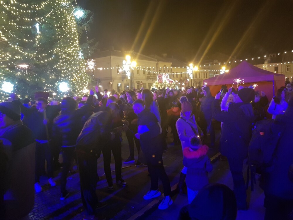 Tłumy nowosądeczan żegnały stary 2024 i witały Nowy Rok 2025 na rynku w Nowym Sączu