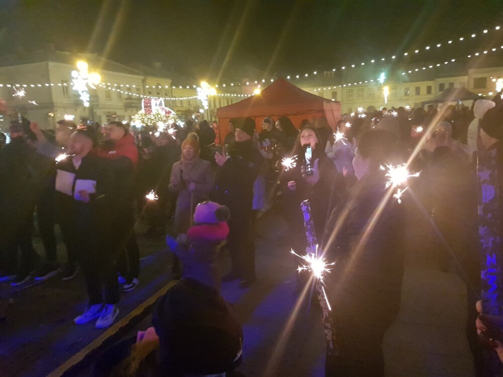 Tłumy nowosądeczan żegnały stary 2024 i witały Nowy Rok 2025 na rynku w Nowym Sączu