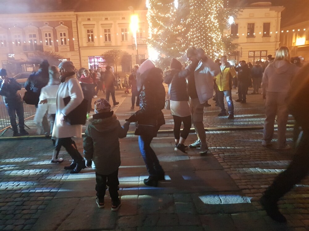 Tłumy nowosądeczan żegnały stary 2024 i witały Nowy Rok 2025 na rynku w Nowym Sączu