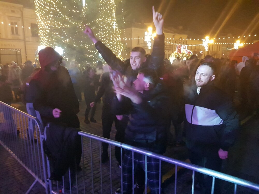 Tłumy nowosądeczan żegnały stary 2024 i witały Nowy Rok 2025 na rynku w Nowym Sączu