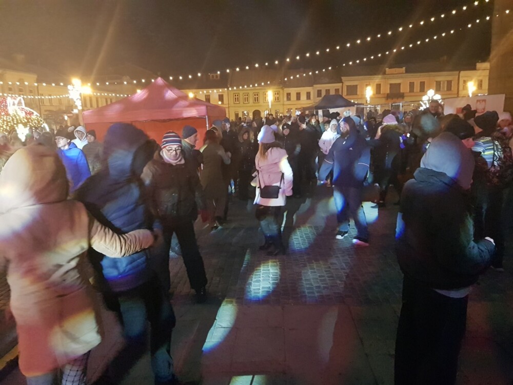 Tłumy nowosądeczan żegnały stary 2024 i witały Nowy Rok 2025 na rynku w Nowym Sączu