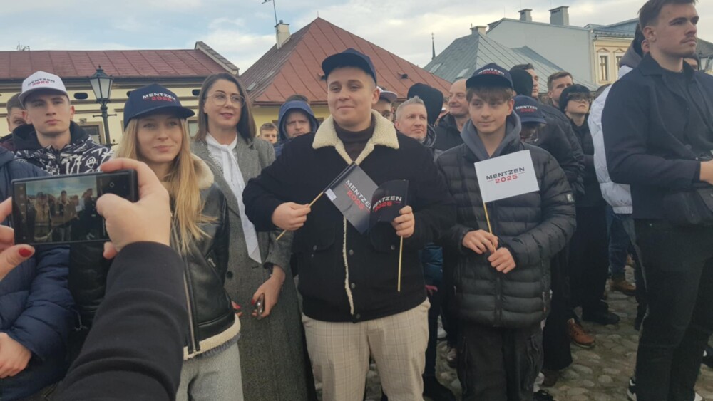 „Na tym świecie pewne są tylko śmierć, podatki i to, że Tusk nas oszuka”. Sławomir Mentzen porwał młodych w Starym Sączu [ZDJĘCIA] 