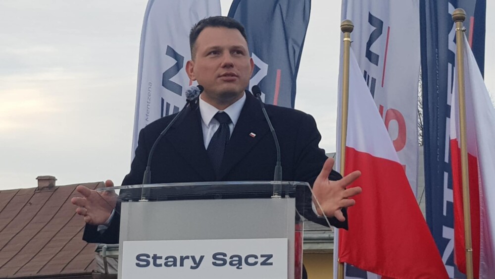 „Na tym świecie pewne są tylko śmierć, podatki i to, że Tusk nas oszuka”. Sławomir Mentzen porwał młodych w Starym Sączu [ZDJĘCIA] 
