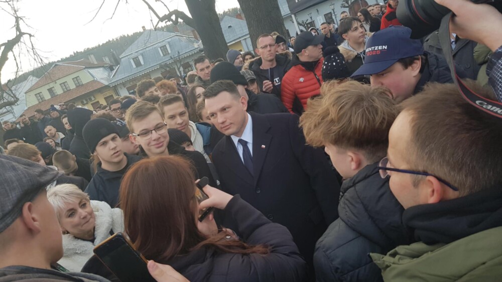 „Na tym świecie pewne są tylko śmierć, podatki i to, że Tusk nas oszuka”. Sławomir Mentzen porwał młodych w Starym Sączu [ZDJĘCIA] 