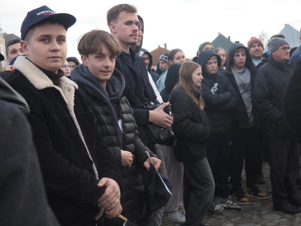 „Na tym świecie pewne są tylko śmierć, podatki i to, że Tusk nas oszuka”. Sławomir Mentzen porwał młodych w Starym Sączu [ZDJĘCIA] 