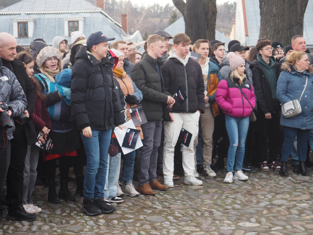 „Na tym świecie pewne są tylko śmierć, podatki i to, że Tusk nas oszuka”. Sławomir Mentzen porwał młodych w Starym Sączu [ZDJĘCIA] 