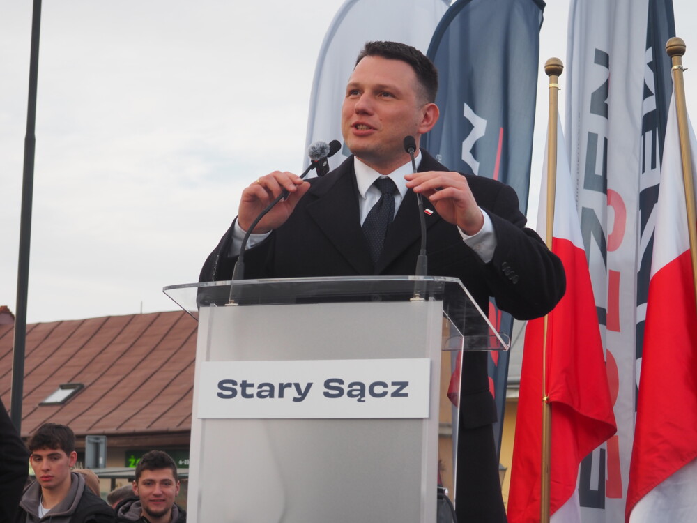 „Na tym świecie pewne są tylko śmierć, podatki i to, że Tusk nas oszuka”. Sławomir Mentzen porwał młodych w Starym Sączu [ZDJĘCIA] 